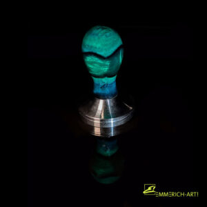 Exklusiver Kaffee-Tamper mit handgefertigtem Griff aus grünlich-blauem Material und stabiler Edelstahlbasis – hochwertiges Design von Emmerich Art.