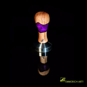 Handgefertigter Kaffee-Tamper mit Griff aus Eichenholz und Epoxidharz sowie einer stabilen Edelstahlbasis – einzigartiges Design von Emmerich Art.