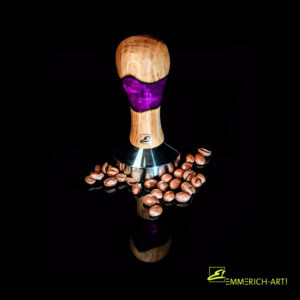 Handgefertigter Kaffee-Tamper mit Griff aus Eichenholz und violettem Epoxidharz sowie einer Edelstahlbasis – einzigartiges Design von Emmerich Art.