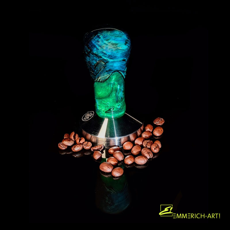 Tamper mit kunstvollem Griff aus Holz und Epoxidharz, umgeben von Kaffeebohnen – ein exklusives Design von Emmerich Art.