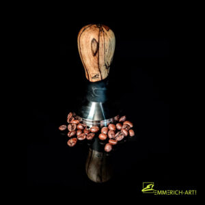 Handgefertigter Kaffee-Tamper mit edlem Holzgriff und Edelstahlbasis, umgeben von Kaffeebohnen – exklusives Design von Emmerich Art.