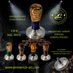 Handgefertigter Tamper mit Holzgriff und Edelstahlbasis, umgeben von weiteren Tampern und Kaffeebohnen, mit Emmerich Art Branding.